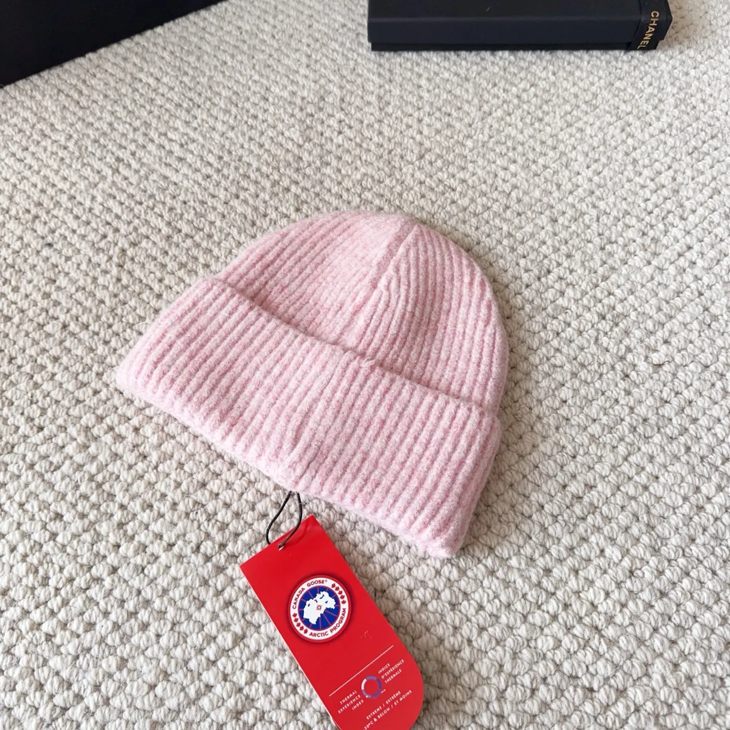 💰60 CANADA GOOSE Canada Goose winter warm cashmere cold hat. Rabbit wool material, thick feel, not easy to deform. Fashionable and versatile couple hat, imported embroidery logo, cashmere cotton yarn, sold in high quality three colors. Head circumference: 55-58cm available
